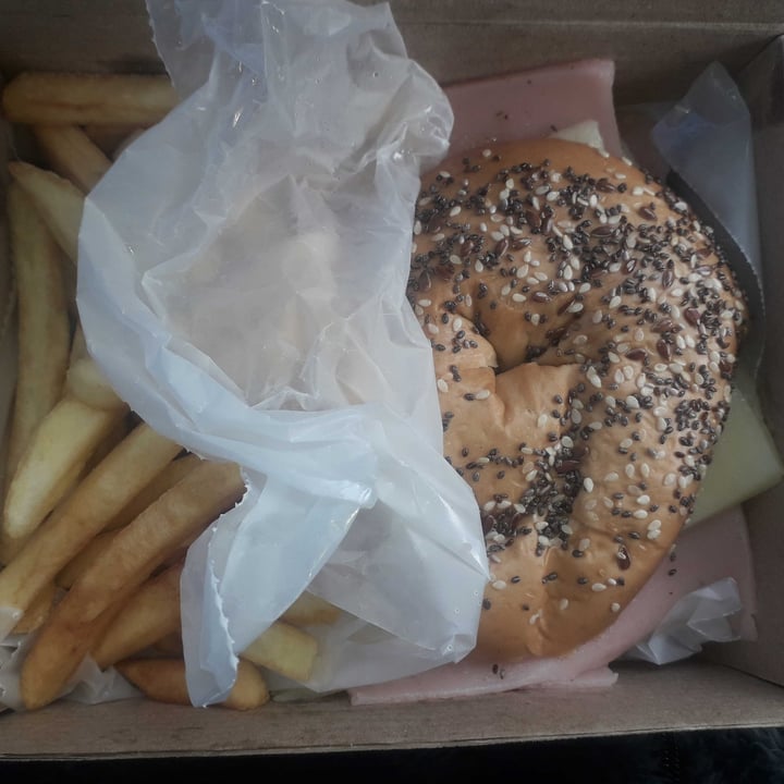 photo of Heaven (Delivery and Take-away) bagel de jamon y queso shared by @vaninadls on  05 Sep 2023 - review