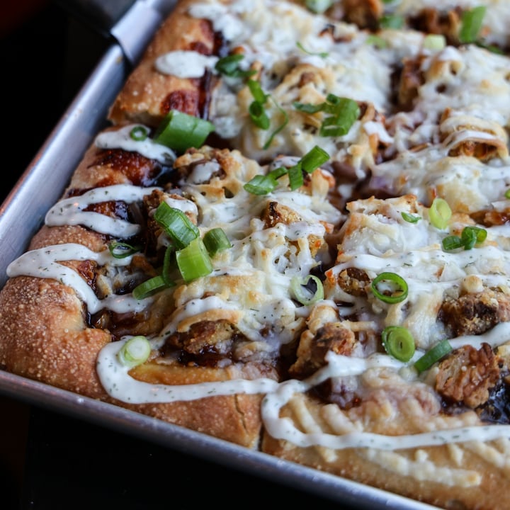 photo of 4th & State BBQ Tempeh Stuffed Crust Pizza shared by @lizmaselli on  24 Aug 2025 - review