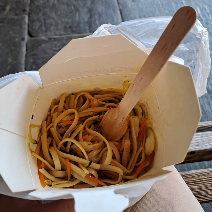 photo of Momo Food - Noodles - Sushi - Ravioli Noodles con verdure shared by @alechampe on  20 Sep 2025 - review