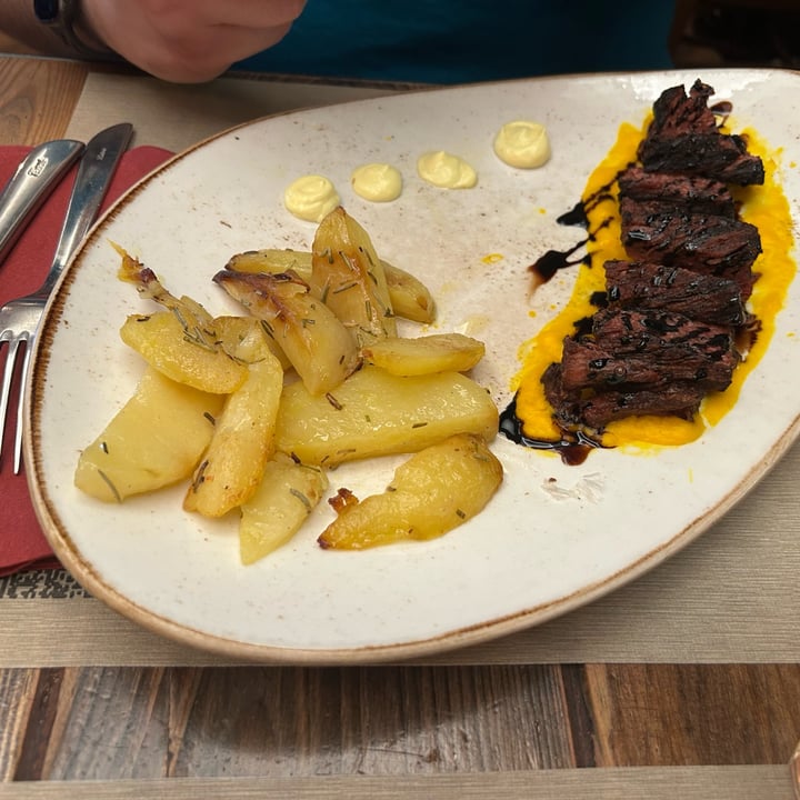 photo of Rifugio Romano tagliata di carne vegetale stampata in 3D shared by @annaboodmann on  16 Jun 2025 - review