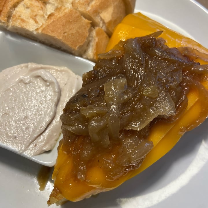 photo of Café Madrigal Tortilla de patatas con queso y cebolla shared by @simonaalbanese on  08 Apr 2025 - review