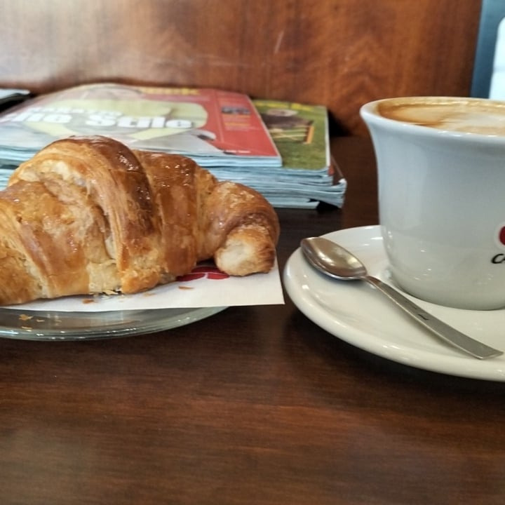 photo of Caffetteria La Delizia Prato Cappuccino Di Soia E Cornetto Vegetale shared by @greendashy on  08 Jul 2024 - review