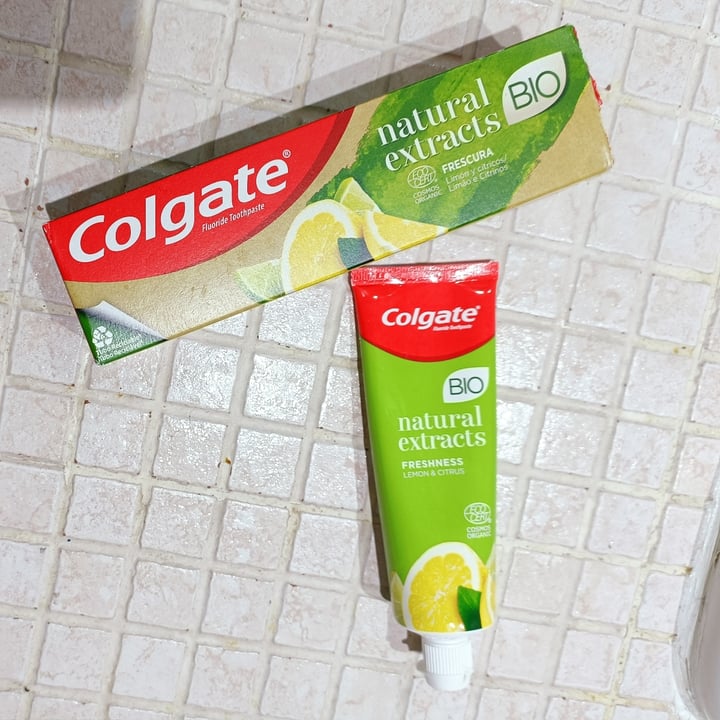 photo of Colgate Pasta de Dientes Natural Extracts Limón y Cítricos shared by @felinavegana on  07 Dec 2023 - review