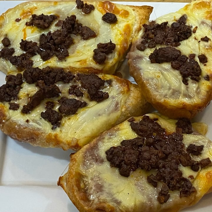 photo of Gastro Hub Molletes Con Chorizo shared by @licona42 on  31 Dec 2024 - review