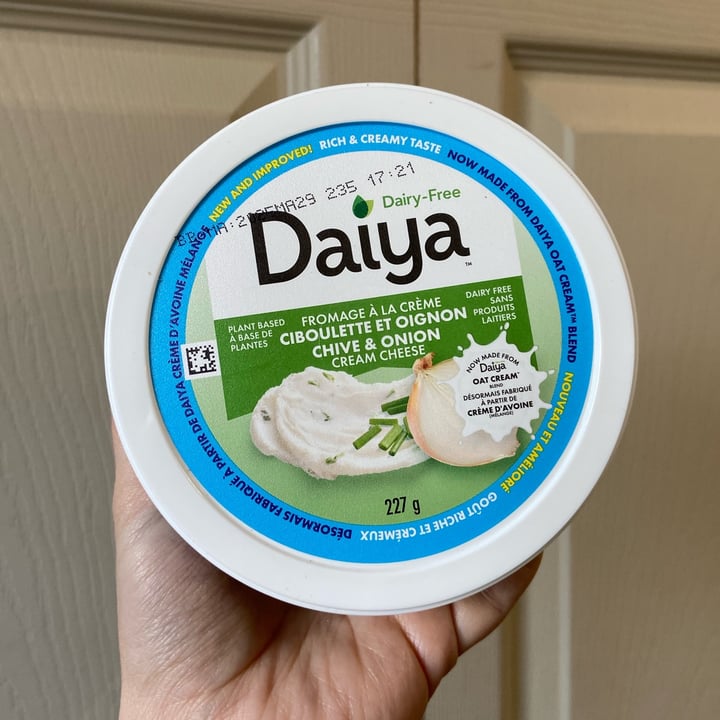 photo of Daiya Chive and Onion cream cheeze shared by @veggie-meg on  16 Feb 2025 - review