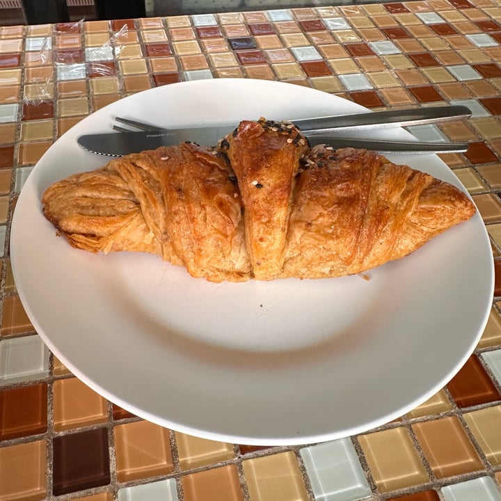 photo of Da's Home Bakery Vegan Croissant shared by @gillhibbitt on  22 Nov 2024 - review