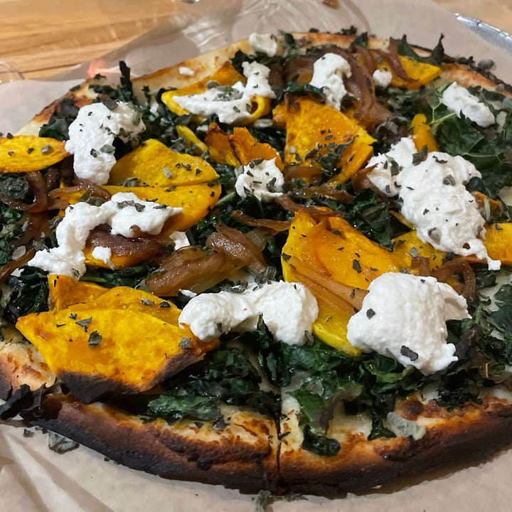 photo of True Food Kitchen Butternut Squash Pizza shared by @vivalaviolet on  02 Jan 2024 - review