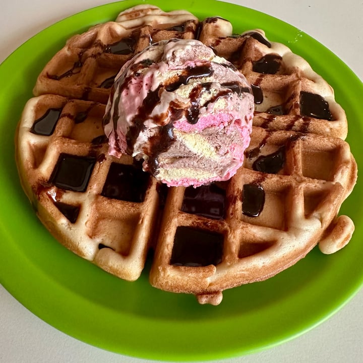photo of Antojito con Amor waffle con helado napolitano shared by @vannyrev on  11 Oct 2025 - review