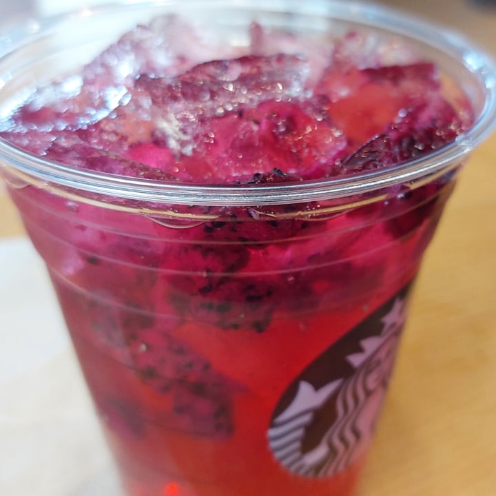 photo of Starbucks Mango Dragon Fruit Refresha shared by @esthercasas on  06 May 2024 - review