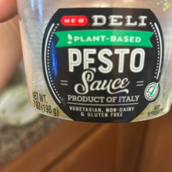 photo of H-E-B H-E-B Deli Plant Based Pesto Sauce shared by @elenaguijarro on  24 Jun 2024 - review