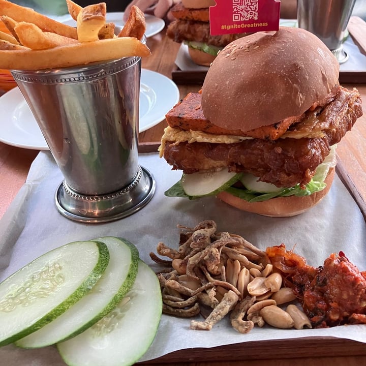 photo of Privé CHIJMES Nasi Lemak Burger shared by @cheddarhamster on  26 Oct 2023 - review