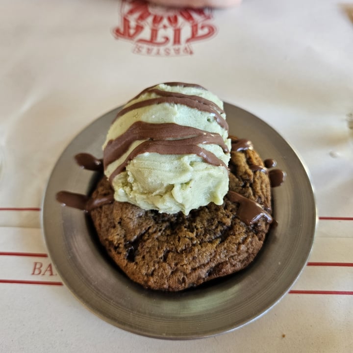photo of Tita la vedette Cookie Con Chips De Chocolate Y Helado De Pistacho shared by @aldyflorent on  03 May 2025 - review