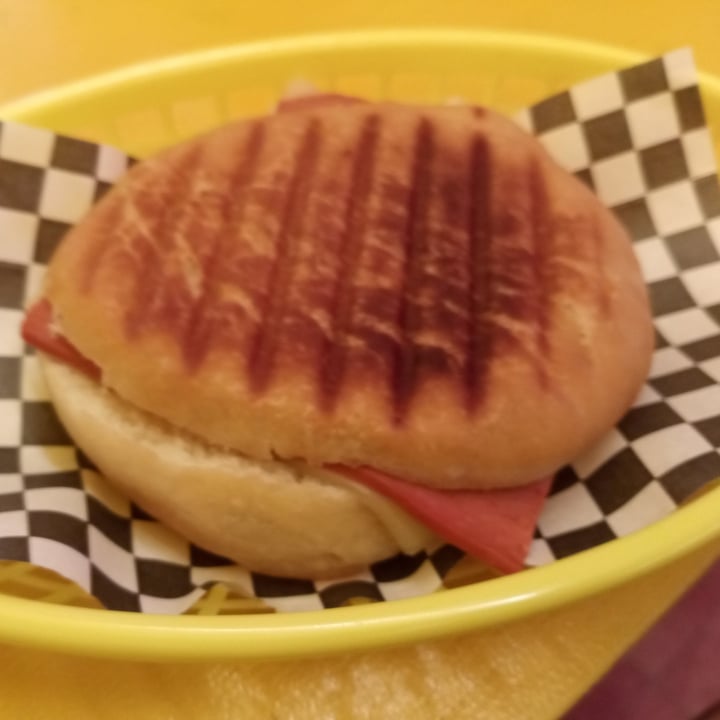 photo of Vonuts Vegan Sándwich de bacon, queso, tomate frito y orégano shared by @titoherbito on  08 Oct 2025 - review