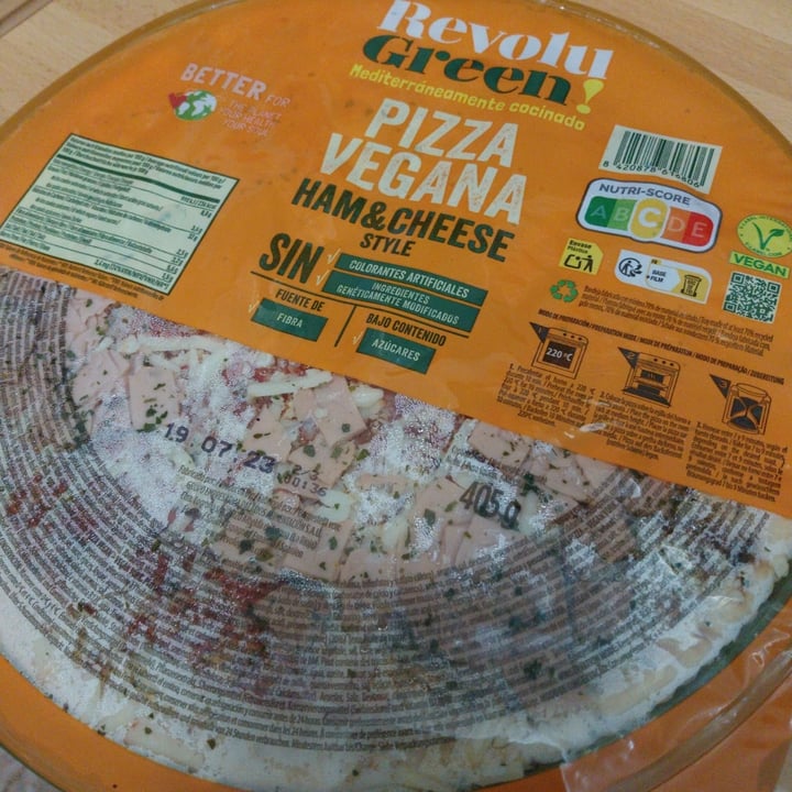 photo of Revolu Green Pizza Vegana Ham & cheese style shared by @natalia231080 on  04 Sep 2023 - review