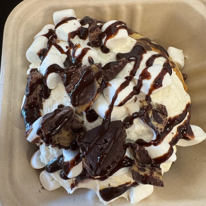 photo of Cinnaholic Fluffernutter Roll shared by @onehungryvegan on  07 Oct 2025 - review