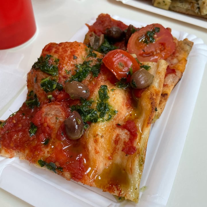 photo of Rom'antica Carugate Pizza Pomodorini E Taggiasche shared by @sottolapellepodcast on  18 Apr 2024 - review