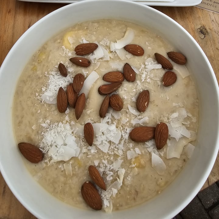 photo of Lola Conscious Café Bowl Of Oats - Banana, Dates & Almonds shared by @theflipsideofg on  12 Dec 2023 - review