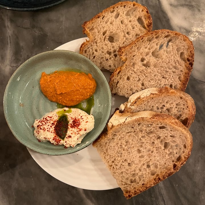 photo of Espécie - Restaurante Vegetariano Bread and dips shared by @moonface on  01 Mar 2024 - review