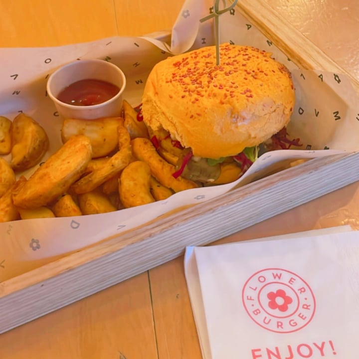 photo of Flower Burger Botanical Burger shared by @cinziagilmore on  15 Sep 2023 - review