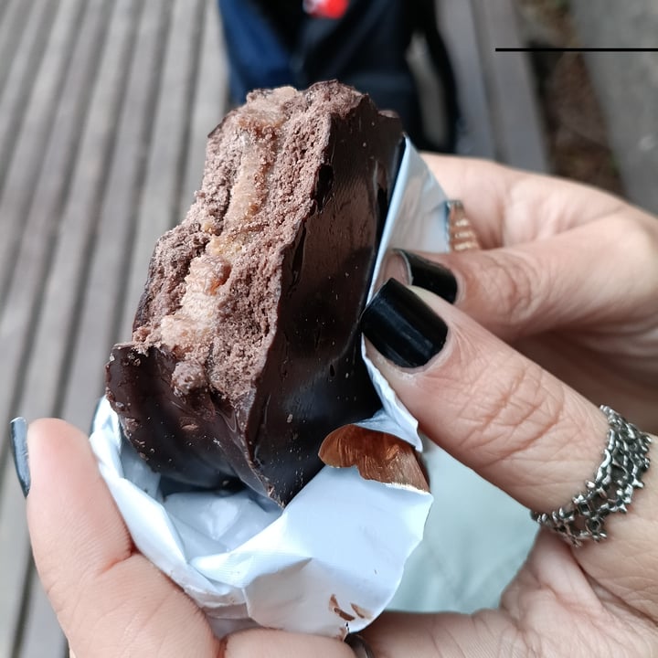 photo of Felices Las Vacas Alfajor Negro shared by @veganizandomed on  25 Aug 2025 - review