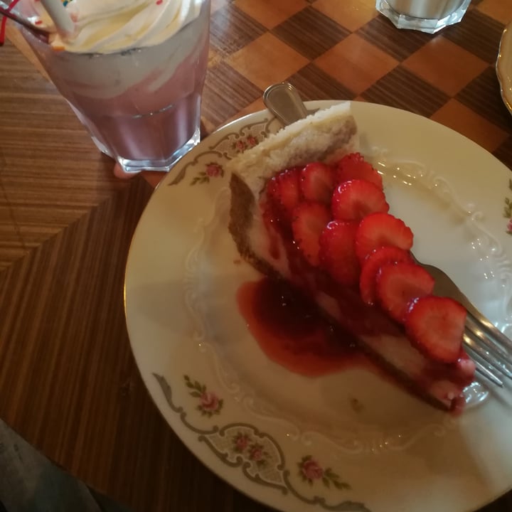 photo of Snug The Comfort Café cheesecake alle fragole shared by @violinoviola on  26 Jun 2024 - review