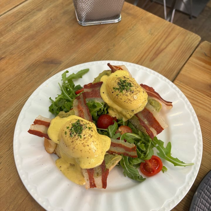 photo of Frutas Prohibidas Huevos Benedict Clasicos shared by @masciscowfriend4e on  18 May 2024 - review