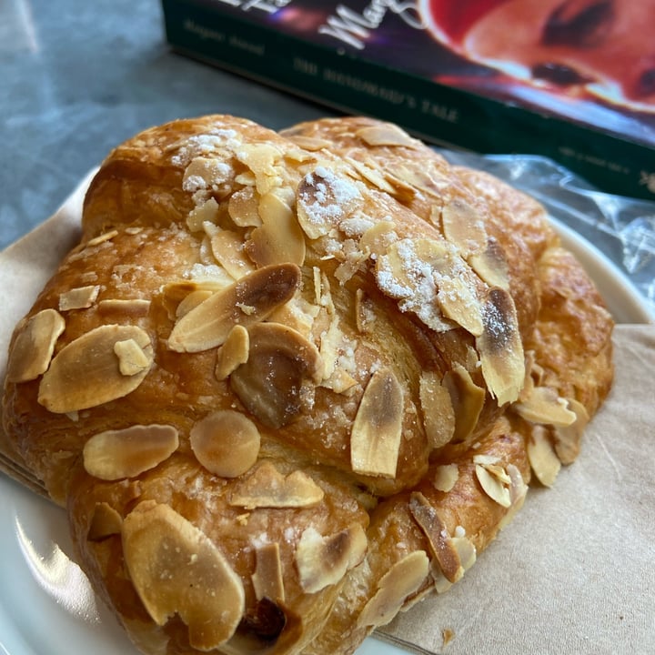 photo of Pipoca Vegan almond croissant shared by @fxk on  11 Sep 2023 - review