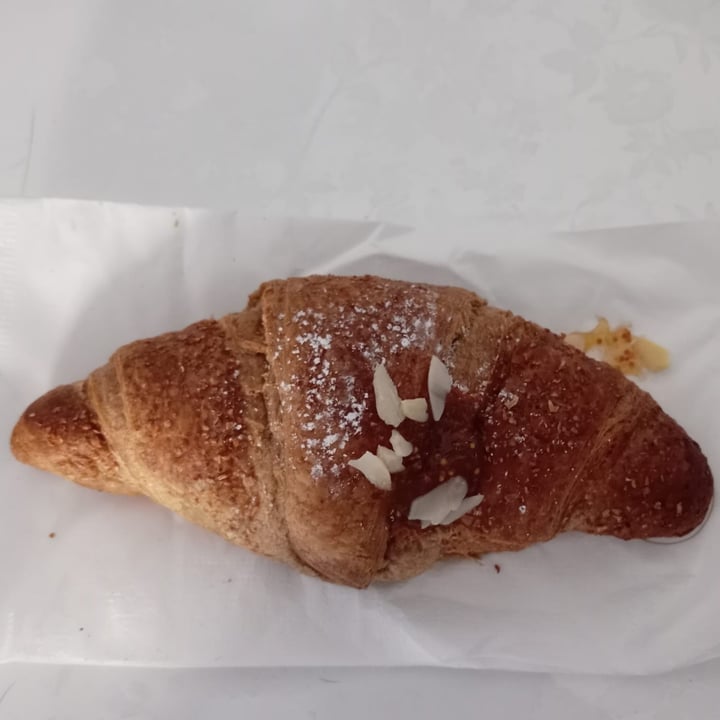 photo of Le Chicche Cornetto fichi e mandorle shared by @aleolliveg on  29 Jun 2025 - review