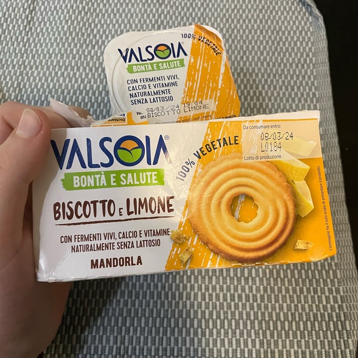 photo of Valsoia yogurt biscotto e limone shared by @nebbia on  10 Feb 2024 - review