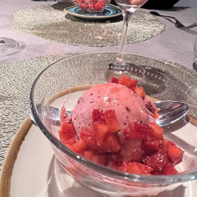 Photo of the dish “Gelato alla vaniglia con fragole”