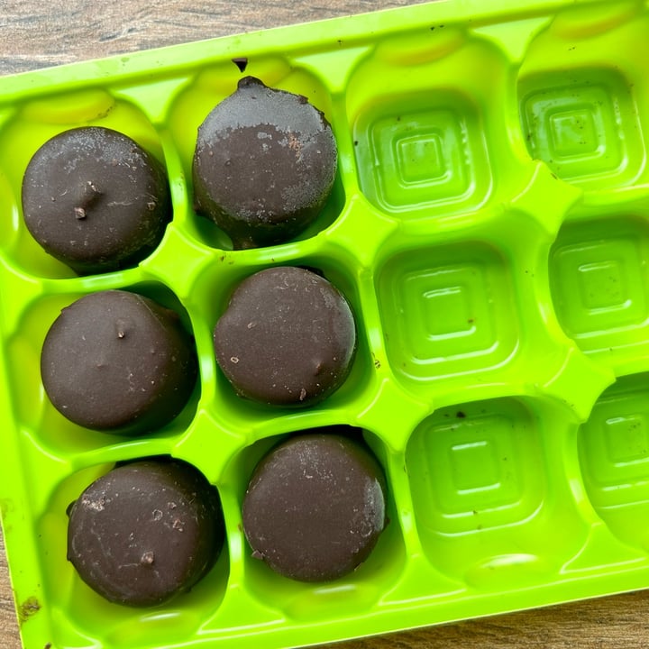 photo of The Brooklyn Creamery Chocolate Truffle Bonbons shared by @veganniran on  23 Dec 2023 - review