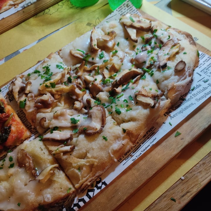 photo of Buddy Italian Restaurant Cafè pinsa funghi shared by @lauranguis on  15 May 2024 - review