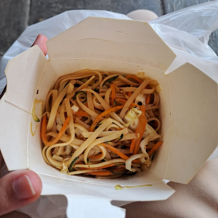 photo of Momo Food - Noodles - Sushi - Ravioli Noodles con verdure shared by @alechampe on  20 Sep 2025 - review