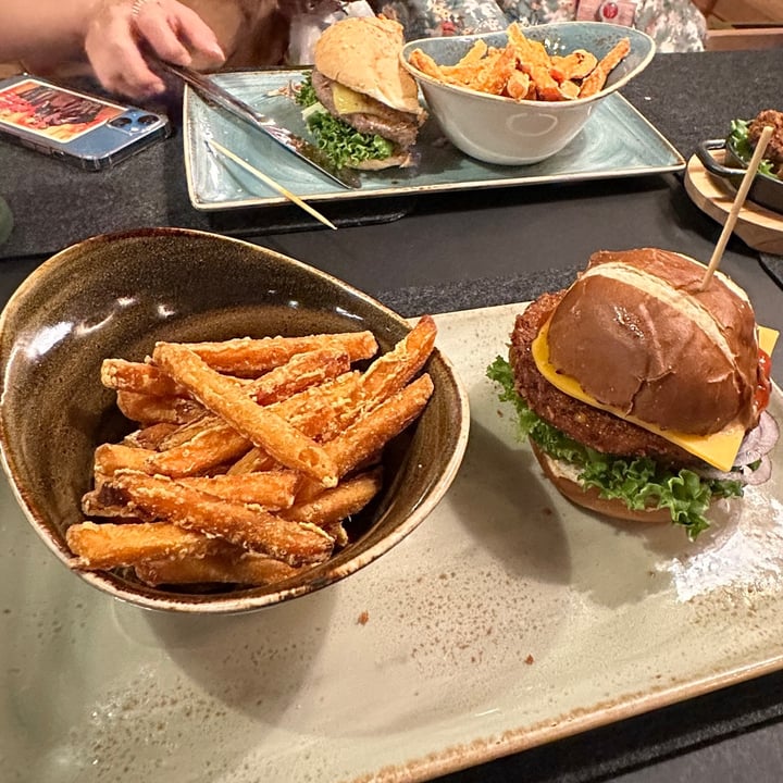 photo of Hans Im Glück German Burgergrill | Singapore VIVO CITY Sonnenkönig Set shared by @yummyveggies on  26 Aug 2023 - review