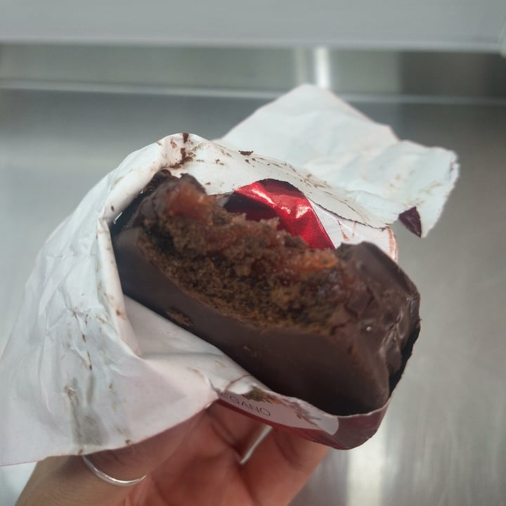 photo of La casita del bosque alfajor vegano de chocolate y frutos rojos shared by @marianveg on  18 Aug 2023 - review