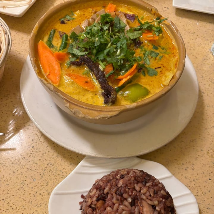 photo of The Sun Vegan Yellow Curry shared by @esmevegana on  18 Jul 2025 - review