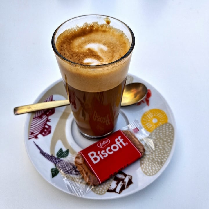 photo of Cocoté café & shop pastel Cortado Largo Descafeinado De Maquina Con Leche De Soja shared by @danielgl on  14 Oct 2025 - review