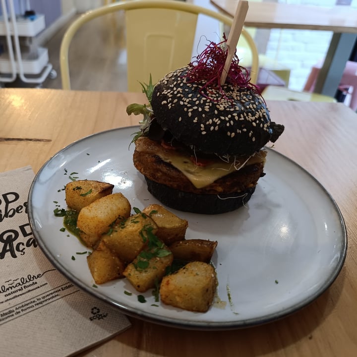 photo of Almalibre Açaí House Madrid Hamburguesa Premium shared by @angelesrocaz on  20 Mar 2025 - review