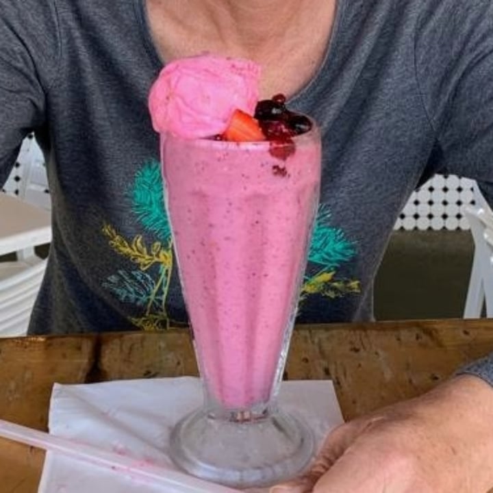 photo of Surf Riders Cafe vegan strawberry milkshake shared by @helgabarnyard on  21 Oct 2023 - review