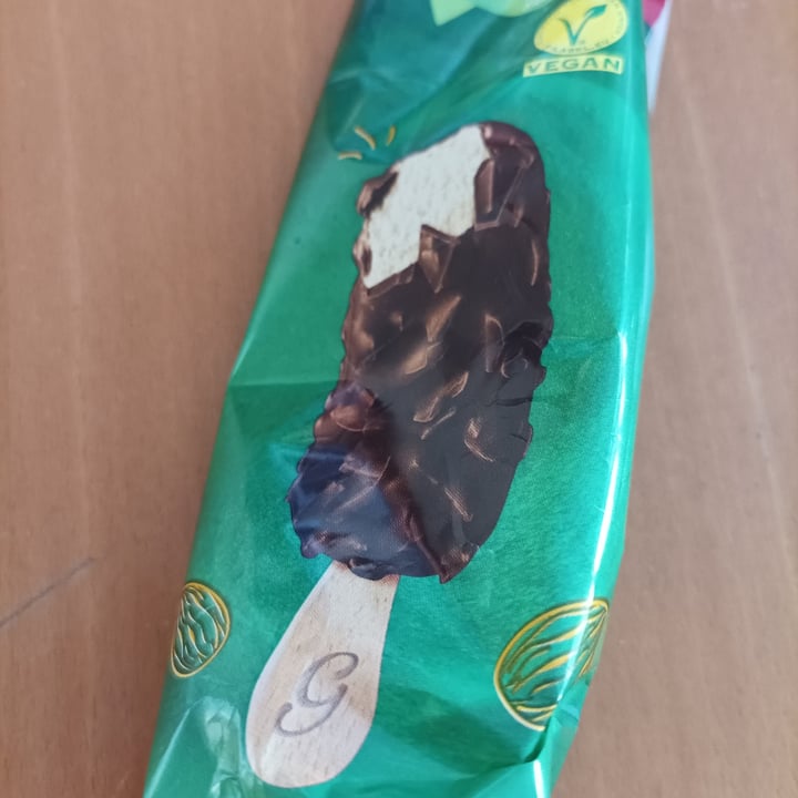 photo of Vemondo  Vegan almond Ice cream shared by @wecanvegan on  27 Apr 2024 - review