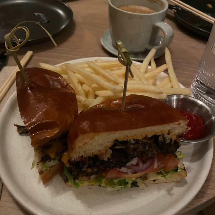 photo of PLANTA Cocina House Burger shared by @brandonthefruit on  16 Feb 2025 - review