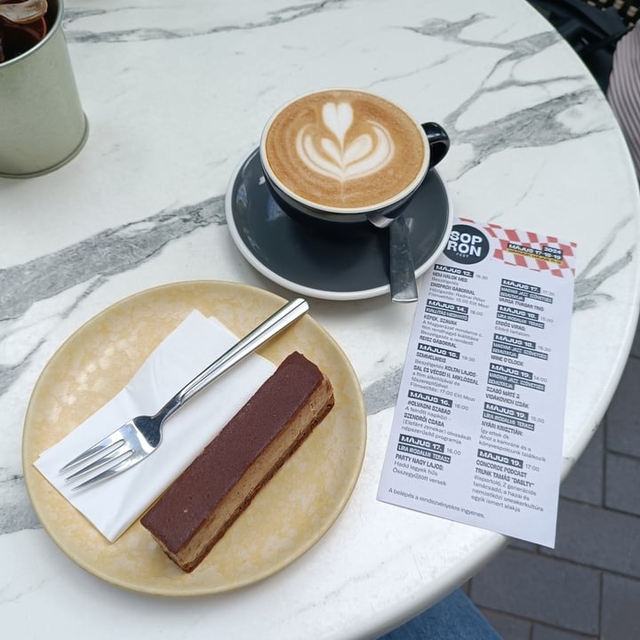 photo of Kultúrpresszó vegan flódni shared by @flowvegan on  12 Jun 2024 - review