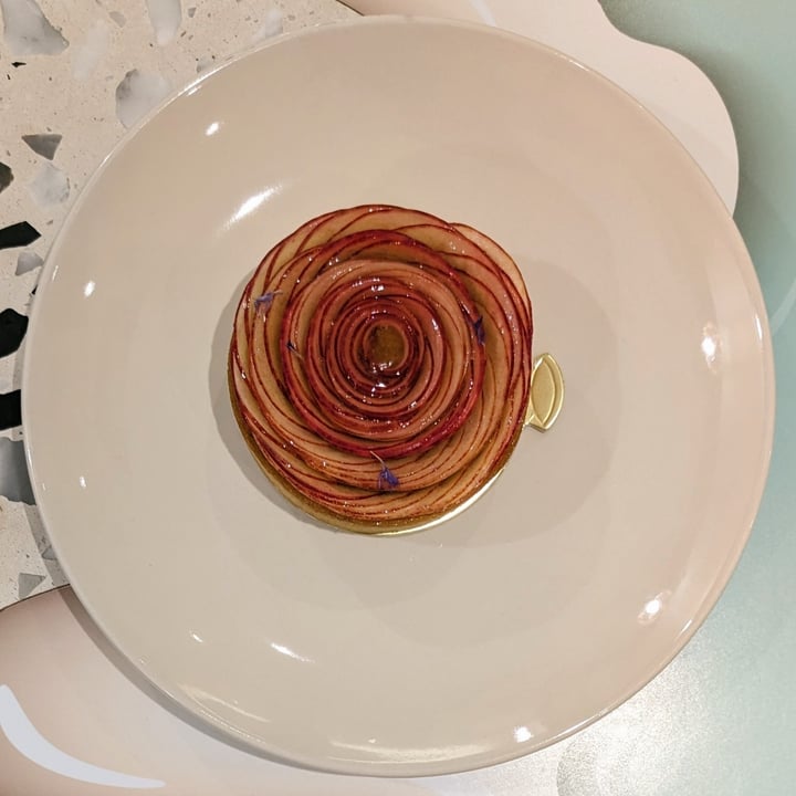 photo of Radeau Apple Hazelnut Tart shared by @xinru-t on  06 May 2024 - review
