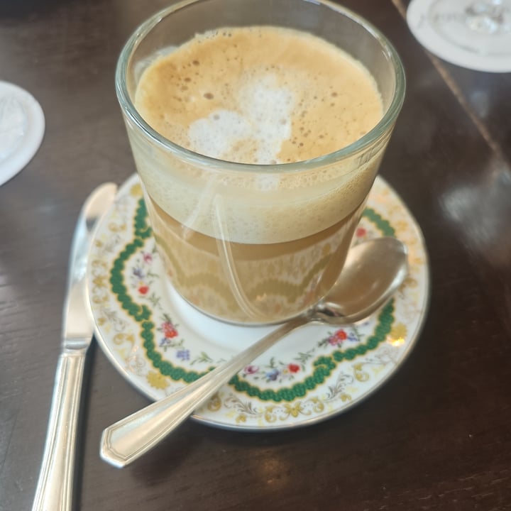 photo of Zoe's Lounge oat mylk cappuccino shared by @andreaalexandra on  01 May 2024 - review