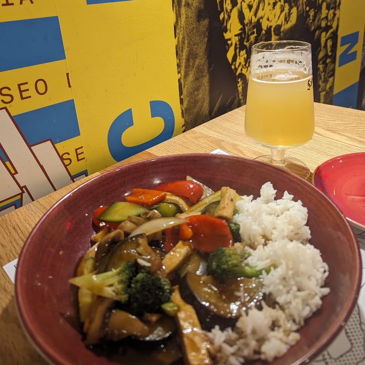 photo of Asian Ways Gràcia Chop Suey de verduras con salsa Teriyaki al wok con tofu shared by @vanessaprats on  16 Mar 2024 - review
