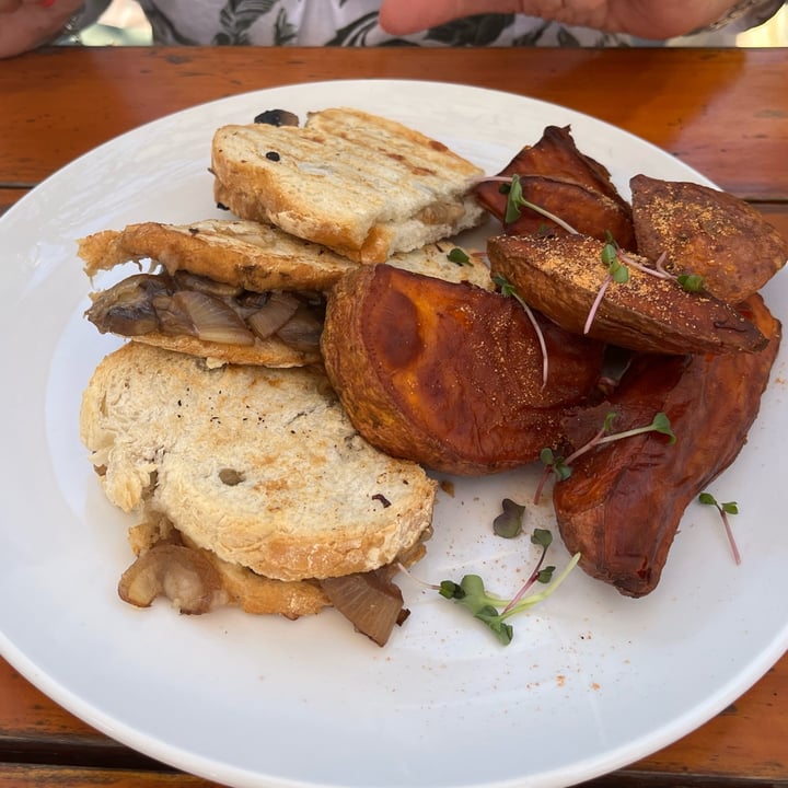 photo of Brick Lane Eatery Century City Vegan Cheese, Mushrooms And Caramelized Onion shared by @mimi2308 on  29 Jan 2025 - review
