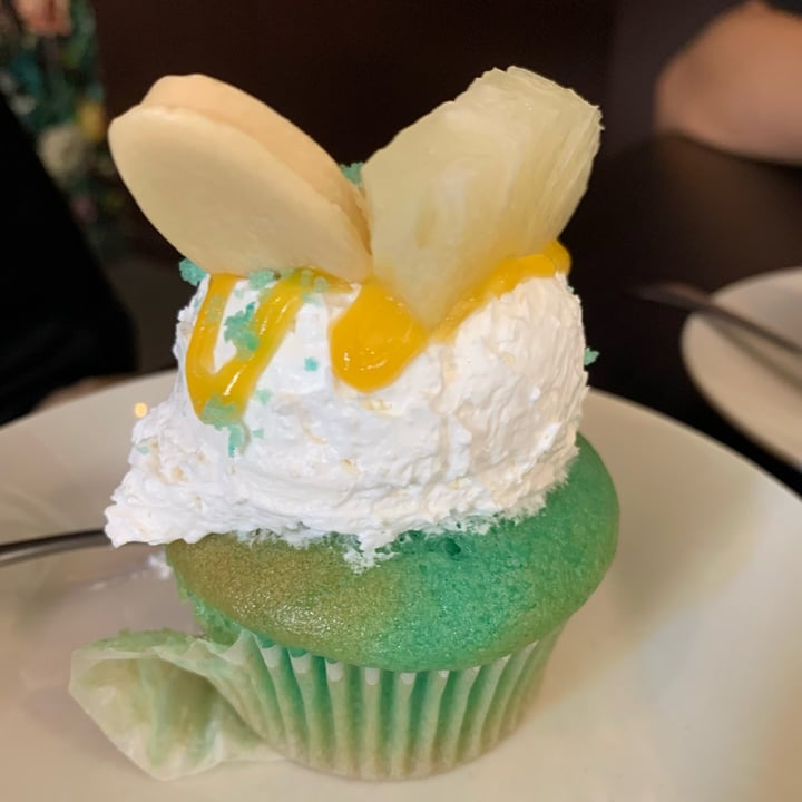 photo of Tauer Bakery cupcake malibu shared by @sabrinadicarlo on  02 Sep 2023 - review