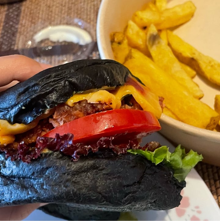 photo of Asianica Black burger shared by @andreapajuelom on  28 Nov 2023 - review