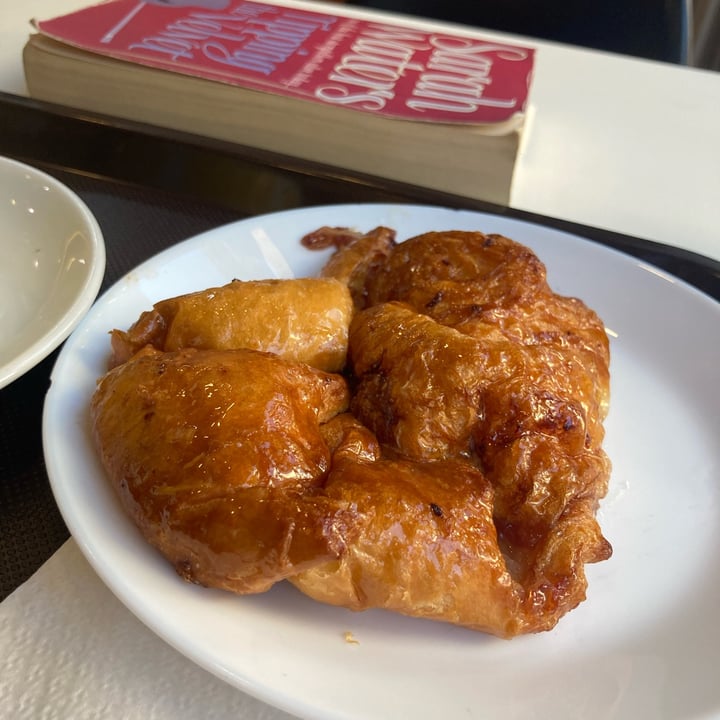 photo of CroisSants Croissant de chocolate y fresa shared by @asiayportia on  04 Oct 2023 - review
