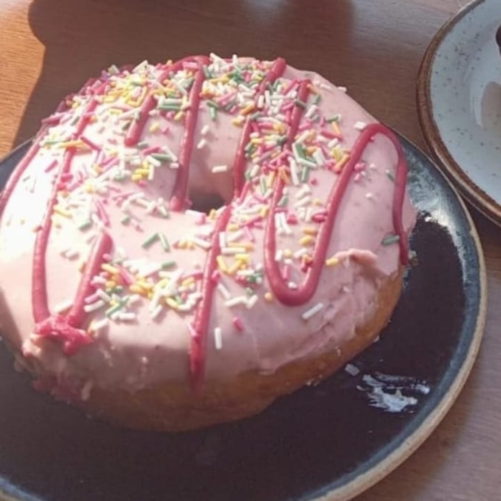 photo of Bite Me Café Donut de cereza shared by @moniqueta on  09 Oct 2025 - review